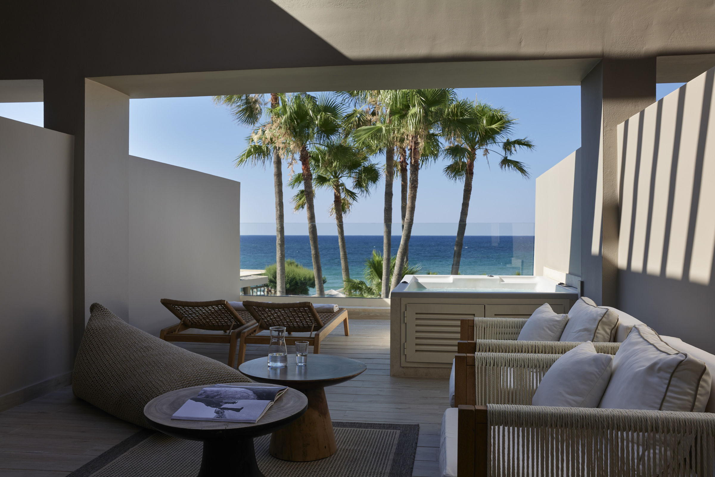 Luxe kamer jacuzzi en uitzicht op palmbomen en de zee